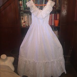 Beautiful cottage (wedding?) dress